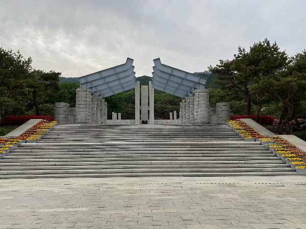 상징문 - 성역공간과 휴게공간을 구분함으로써 민주영령에 대한 충정의 감정을 고양(작가:전찬진, 규격:1.5X3.6M)