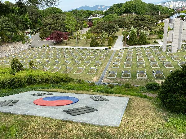 4.19민주열사들의 국가를 위한 헌신을 기리기 위해 2묘역과 3묘역 사이 경사면에 대형 화강석 태극기