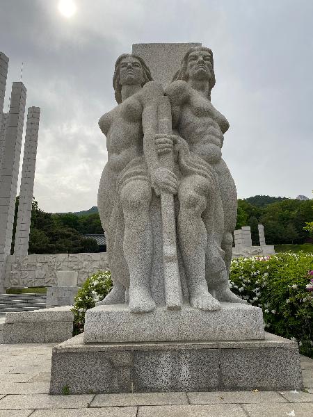기념탑 및 분향소 주위의 수호자상