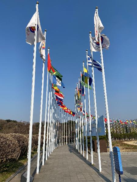 국기광장 : 게양되어 있는 올림픽기, 서울올림픽 휘장기와 국기들은 제24회 서울올림픽대회에 참가한 세계 160개국을 기념하기 위해 당시의 참가국 국기를 게양, 동서화합을 이루었던 서울올림픽의 영광을 길이 기념하는 조형물이다