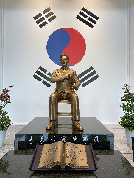 매헌윤봉길의사 기념관 로비에 있는 윤봉길의사 동상