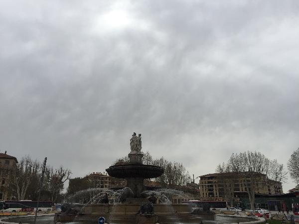 로통드 분수(Fontaine de La Rotonde )는 미라보 대로의 시작점에 있는 가장 큰 분수