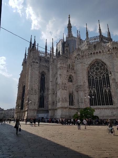 이탈리아 밀라노 도심의 두오모(Duomo)대성당 앞 광장