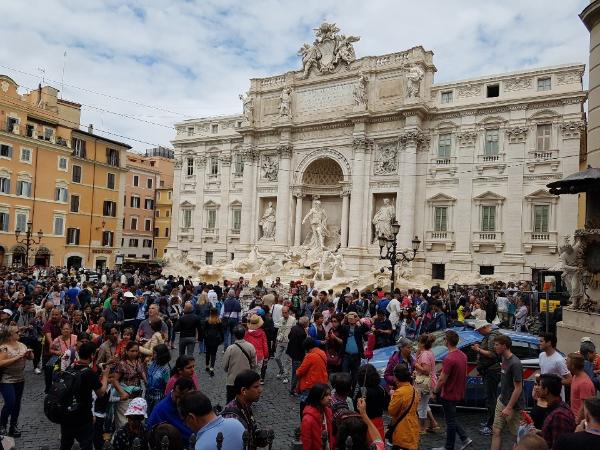 트레비 분수(Trevi Fountain) 앞