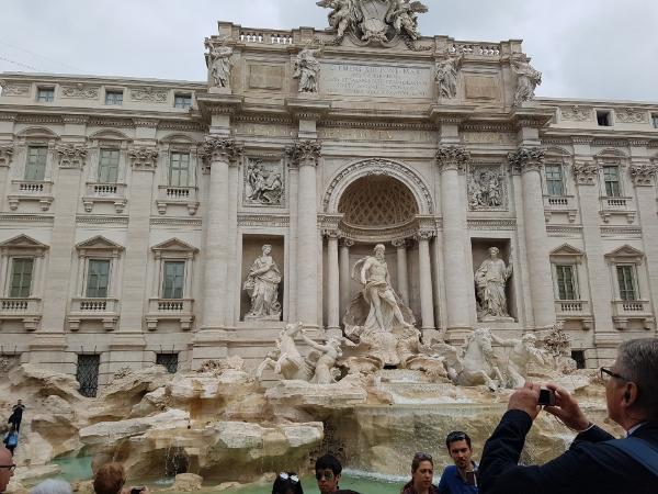 트레비 분수(Trevi Fountain) 앞