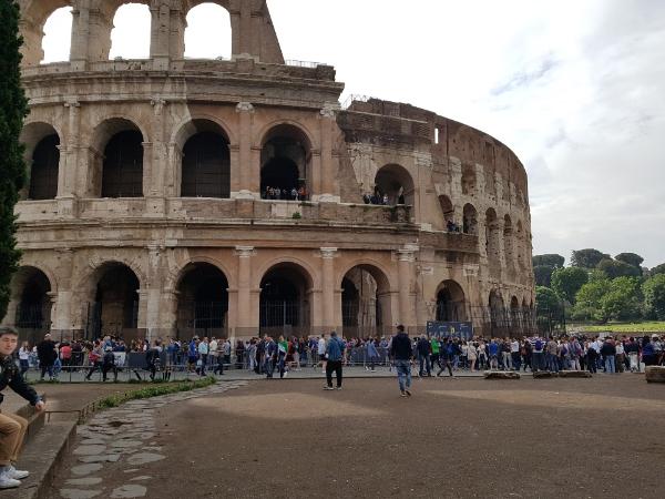 콜로세움(영어:Colosseum, 이탈리아어:Colosseo)