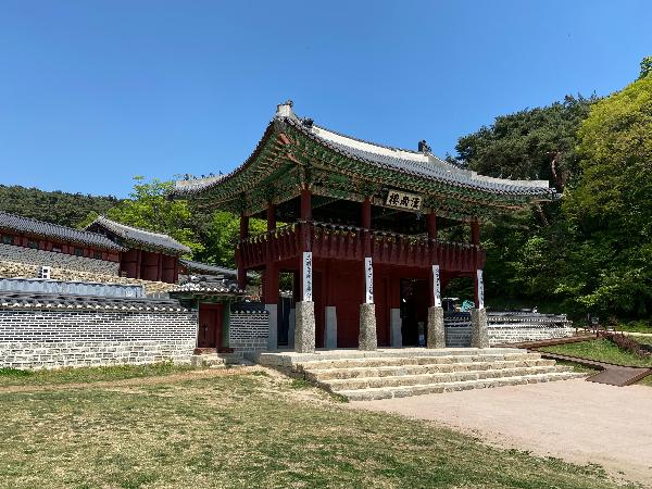 한남루(행궁입구) : 상, 하궐을 포괄하는 행궁 외곽 담장의 정문에 해당하는 행궁 외삼문의 누각이다. 정조 22년에 광주 유수 홍억이 행궁 입구에 한남루라는 누문을 대문으로 세웠으나 20세기 초반에 붕괴되었다. 한남루란 한강 남쪽 성진(城鎭)의 누대라는 뜻이며 프랑스 영사 프랑뎅(Hippolyte Frandin)이 찍은 사진을 바탕으로 2011년 같은 위치에 한남루를 복원하였다(내용참조- 경기도청, https://www.gg.go.kr/)