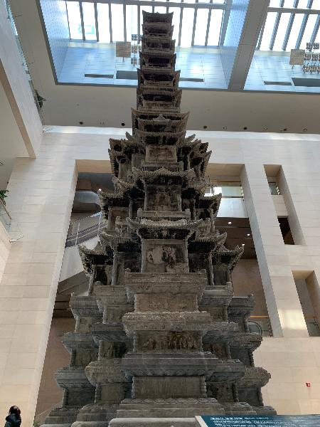 중앙홀에 전시되어 있는 개성 경천사지 십층 석탑(고려후기 석탑) - 원나라의 영향을 받은 다각다층 석탑이며 대리석으로 만들어졌다. 일본에 반출되었다가 환수되어 현재 국립 중앙 박물관에서 보관하고 있다. 조선 세조 때 대리석으로 지어진 원각사지 십층 석탑에 영향을 끼쳤다.