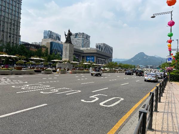 우측 인도에서 바라본 광화문 광장