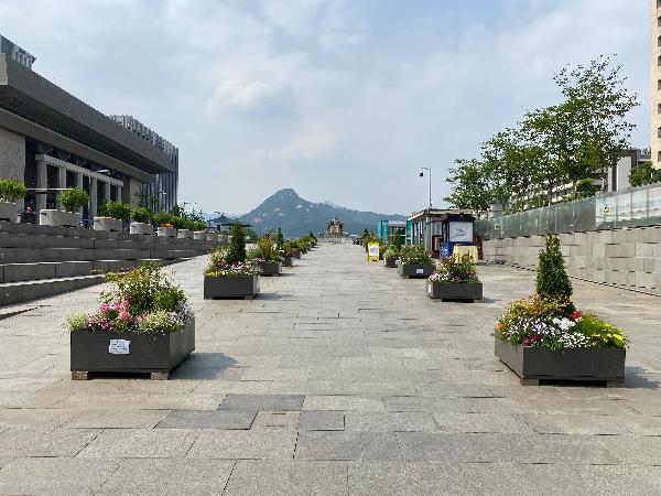 서울 지하철 5호선 광화문 역 9번 출구 입구에서 바라본 광화문 광장 - 세종대왕 동상이 보입니다.
