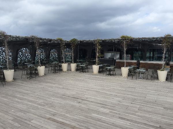 뮤셈(MuCEM)의 옥상 테라스-외벽의 프리캐스트 콘크리트 패널을 지지하는 구조물은 차양 역할까지 한다