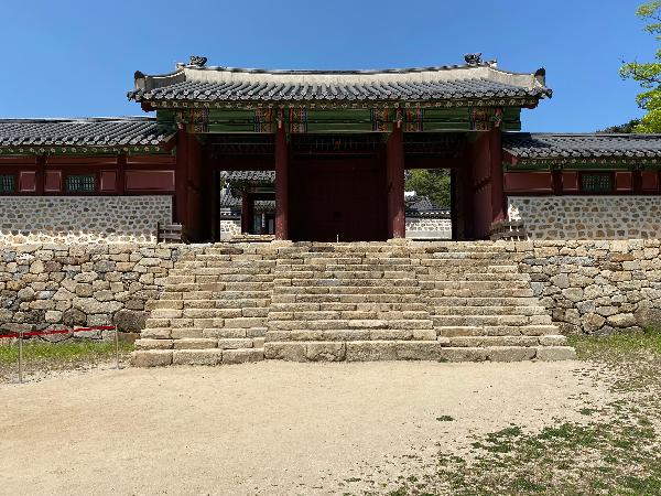 외삼문(外三門) : 한남루(행궁입구)에서 외삼문을 지나면 외행전 방향으로 들어가게 된다. 동헌이나 객사 앞에는 통로가 셋 있는 삼문(三門)이 설치되었다. 가운데 문으로는 수령과 사신,빈객들이  왼쪽 문으로는 향토의 양반이나 아전들이 오른쪽 문으로는 군관이나 장교 또는 백성들이 드나들었다. 용어참고 : 문화콘텐츠닷컴(http://www.culturecontent.com)