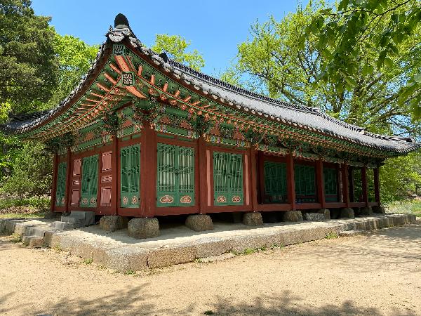 침괘정(枕戈亭) : 경기도 유형문화재 제5호. 침괘정은 무기제작소라 알려져 왔으나 온돌과 마루방, 회랑처럼 된 툇마루 등 건물 구조로 보아 집무실로 쓰인 것으로 보인다. 최초의 건립시기는 명확하지 않으나 주변에 있던 무기창고를 명나라 사신정룡이 '총융무고'라 이름하였다는 기록으로 보아 그 이전부터 있었던 것으로 추정된다. 조선 영조27년(1751) 광주유수 이기진이 고쳐 짓고 '침괘정'이라고 이름 지었는데 '침과정'을 '침괘정'이라고 부르는 까닭은 명확하지 않다. 무기 제작소와 무기창고는 침괘정 부근에 별도로 있었던 것으로 보인다.