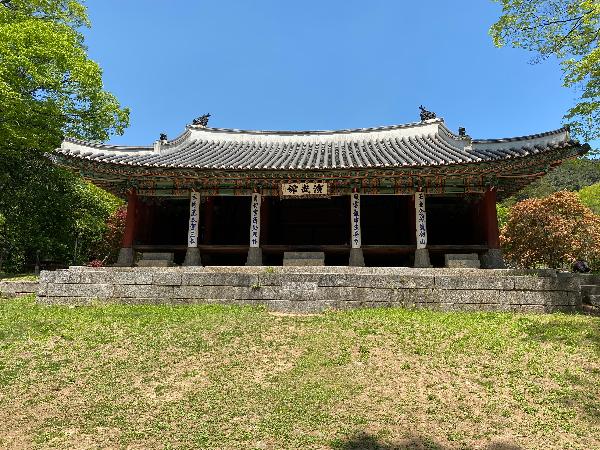 연무관(演武館) : 성을 지키는 군사들이 무술을 연마하던 곳으로 조선 인조 3년(1625) 남한산성을 쌓을 때 함께 건립되었다. 처음에는 연무당으로 부르던 것을 숙종때 '연병관'이라 쓴 현판을 하사하여 통칭 연병관 또는 연무관이라 부르고 있다. 연무관은 문,무과 시험을 보는 공개적인 시험 장소였으며 특히 무기 시연을 물론 주조, 야조등의 군사훈련을 거행했던 장소이다
