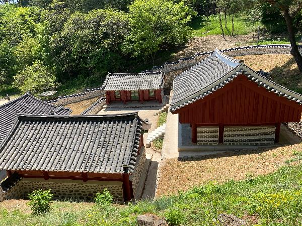 숭렬전(崇烈殿) : 백제의 시조 온조왕과 산성 축성 당시 책임자였던 이서 장군의 영혼을 모신 사당