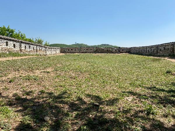 제2남옹성 : 옹성은 일반적으로 성문을 보호하기 위해 성문 밖으로 한 겹의 성벽을 더 둘러쌓은 이중의 성벽을 말한다. 남한산성에는 모두 5개의 옹성이 있는데 이 중 3개의 옹성이 산성 남쪽의 완만한 지형을 보완하고 신남성으로 부터의 공격을 방어하기 위해 설치되었으며, 제2남옹성은 이 3개 중 중앙에 있는 두 번째 옹성이다. 제2남옹성은 둘레가 318m이며 다른 옹성과는 달리 이중으로 되어 있는 것이 특색이다. 남한산성에 설치된 옹성 중 규모가 가장 크다