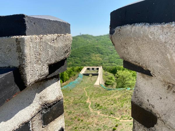 제2남옹성 : 옹성은 일반적으로 성문을 보호하기 위해 성문 밖으로 한 겹의 성벽을 더 둘러쌓은 이중의 성벽을 말한다. 남한산성에는 모두 5개의 옹성이 있는데 이 중 3개의 옹성이 산성 남쪽의 완만한 지형을 보완하고 신남성으로 부터의 공격을 방어하기 위해 설치되었으며, 제2남옹성은 이 3개 중 중앙에 있는 두 번째 옹성이다. 제2남옹성은 둘레가 318m이며 다른 옹성과는 달리 이중으로 되어 있는 것이 특색이다. 남한산성에 설치된 옹성 중 규모가 가장 크다