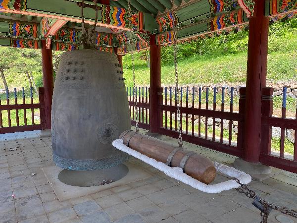 남한산성 종각의 천흥사 동종 : 남한산성 종각의 천흥사 동종은 높이 170cm, 입지름 100cm로 몸체에 새겨진 명문 '聖居山 天興寺鐘銘統和二十八年庚戌二月日(성거산천흥사종명통화28년경술2월일)'에 따르면 고려 현종 1년(1010년)에 주조된 것으로, 원래 고려 태조 4년(921)에 태조가 창건한 충청남도 천안시 성거읍 천흥리 천흥사에 있었다고 한다. 남한산성으로 언제 옮겨졌는지 알 수 없으나 조선시대 산성내 시간을 알려주는 역할을 하였으며,이후 일제강점기 이왕가박물관으로 옮겨지고, 해방 이후 덕수궁미술관을 거쳐 현재 국립중앙박물관에 소장되어 있다.현재 종은 원형의 문양 및 형태를 그대로 재현하되 타종 시 종 울림이 좋게 하기 위해 약 3배정도 더 크게 제작하였다