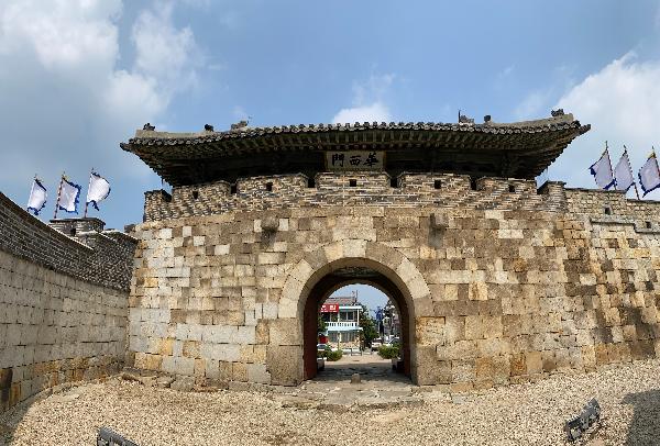 화서문(華西門) 1 :  화성의 4대문 중 서쪽 대문이며 1795년(정조 19) 7월 21일 공사를 시작하여 1796년(정조 20) 1월 8일 마쳤다. 화성 서쪽의 남양만과 서해안 방면으로 연결되는 통로 역할을 하였다. 