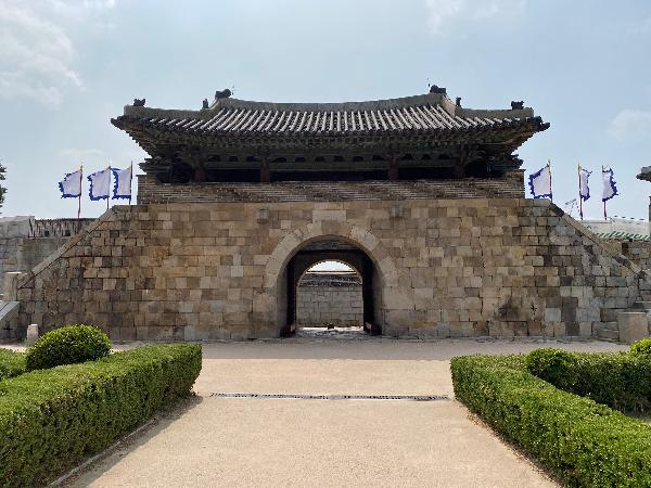 화서문(華西門) 2 : 화성의 4대문 중 서쪽 대문이며 1795년(정조 19) 7월 21일 공사를 시작하여 1796년(정조 20) 1월 8일 마쳤다. 화성 서쪽의 남양만과 서해안 방면으로 연결되는 통로 역할을 하였다. 