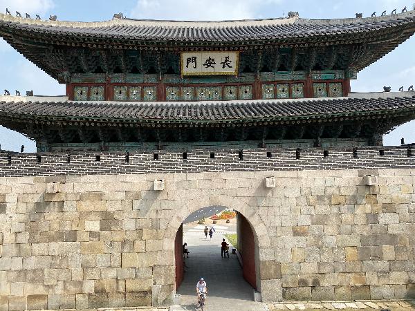 장안문(長安門) 1 : 화성의 4대문중 북쪽 문으로 수원화성의 정문이다. 장안이라는 말은 수도를 상징하는 말이자 백성들의 안녕을 의미한다. 장안문은 남문인 팔달문과 더불어 화성에서 가장 웅장하고 높은 격식을 갖춘 건물이다. 2층의 누각은 네 모서리 추녀가 길게 경사를 이루면서 용마루(지붕 가운데 부분에 있는 가장 높은 수평마루)와 만나는 우진각 지붕형태이다. 서울의 숭례문, 흥인지문과 함께 조선 시대 성문을 대표하던 장안문은 한국 전쟁 때 폭격으로 파괴되어 1975년에 다시 복원하였다.