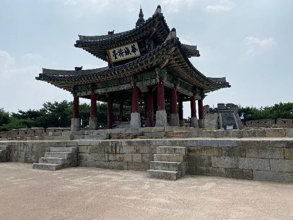 서장대(西將臺) : 장대란 성곽 일대를 한눈에 바라보며 화성에 주둔했던 장용외영 군사들을 지휘하던 지휘소이다. 화성에는 서장대와 동장대 두 곳이 있다. 서장대는 팔달산 정상에 있으며 '화성장대(華城將臺)'란 편액은 정조가 친히 쓴 것이다 - 참조 : 수원관광(https://www.suwon.go.kr/web/visitsuwon/hs01/hs01-01/pages.do)