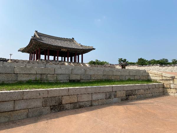 동장대(東將臺) 2 : 장수가 군사훈련을 지휘하던 곳이다. 화성에는 두 곳의 장대가 있는데 동장대는 평상시 군사들이 훈련하는 장소로 쓰고, 서장대는 군사훈련 지휘소로 썼다. 무예를 수련하는 공간이었기에 연무대(鍊武臺)라고 하였다. 동장대는 화성 동편 시야가 트이고 평탄한 곳에 있다.  - 참고 : Cultural Heritage Wiki(http://dh.aks.ac.kr/~heritage/wiki/index.php/Cultural_Heritage_Wiki)