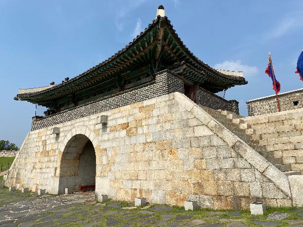 창룡문(蒼龍門) 2 : 창룡문은 화성의 4대문 중 동쪽 문이다. 창룡은 곧 청룡으로 풍수지리상 좌청룡이며 동쪽을 의미한다. 성문을 보호하기 위한 옹성을 반달모양으로 쌓았는데 장안문, 팔달문과 달리 한쪽을 열어놓았다.