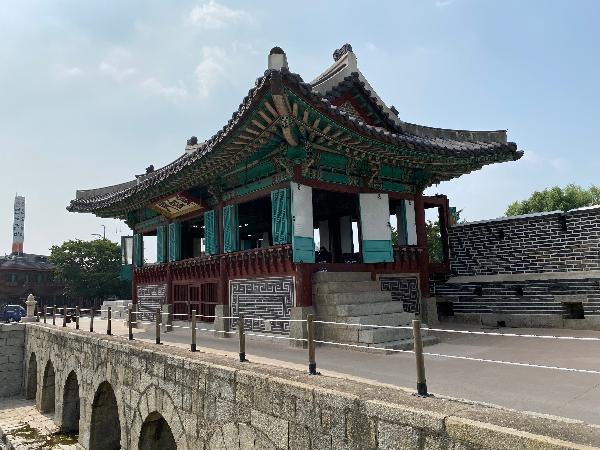 수원화성 북수문(北水門) 1 : '화홍문'이라는 별칭으로 더 많이 알려져 있다. 북수문은 화성의 북쪽 성벽이 수원천과 만나는 곳에 설치한 수문이다. 일곱 칸의 홍예문 위로 돌다리를 놓고 그 위에 누각을 지었다.  누각은 본래 적군의 동태를 살피고 공격할 수 있도록 만든 군사시설이지만 평소에는 주변경치를 즐기는 정자로 쓰였다. 수문 양 끝에는 팔각의 돌기둥을 세우고 이무기 조각을 앉혀 놓았다. 수문을 통해 흘러온 물이 물보라를 일으키며 장쾌하게 떨어지는 아름다운 경치로 손꼽힌다 - 참고 : Cultural Heritage Wiki(http://dh.aks.ac.kr/~heritage/wiki/index.php/Cultural_Heritage_Wiki)