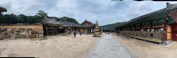 대웅전(大雄殿)앞의 전경 - 통일 신라 후기의 석조문화재 연구의 귀중한 자료인 삼층석탑이 보인다