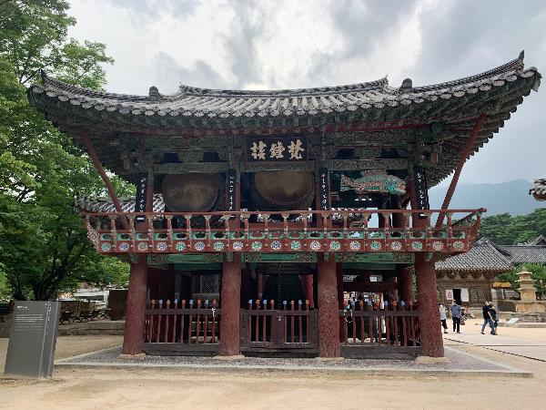 범종각(梵鍾閣) : 2층 누각 형태의 건물. 건물의 초창은 1686년(숙종 12년) 수오대사에 의해 이루어졌으나 현재의 범종각은 이후 여러 차례 중수된 것으로 보인다. 내부 상하층에는 범종, 법고, 목어, 운판등 사물을 비치하였다. 불전사물은 조석예불 의식에 사용되는 불구로 모두 소리를 내는 도구이다. 범종을 치는 것은 지옥중생을 위하여 법고는 축생의 무리를 위하여 목어는 수중의 중생을 위하여 그리고 운판은 허공의 날짐승을 위하여 사용된다