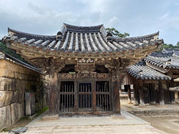 세존비각(世尊碑閣): 관조선(1706년) 양산 통도사 석가여래 영골 사리 부도비 , 경남 유형문화재 제544호. 이 비각(碑閣)은 1706(숙종 32) 계파대사(桂坡大師)가 금강계단(金剛戒壇)을 중수(重修)하고 석가여래의 영골사리비(靈骨舍利碑)를 세우면서 건립(建立)한 것으로 비석(碑石)에는 불사리의 행적을 소상히 밝히고 있다. 곧 자장율사가 중국에서 사리를 모셔온 일과 임진왜란 당시 사명대사(泗溟大師)가 불사리(佛舍利)를 왜적으로부터 보호하기 위해 크고 작은 2개의 함에 봉안하여 보관하였다. 그 후 한 개의 함은 문수대성(文殊大聖)께서 자장스님께 부촉하신 승지(勝地)이므로 통도사 금강계단에 다시 봉안토록 하였고, 또 다른 한 개의 함은 태백산(太白山) 갈반사에 봉안되었음을 석비(石碑) 전면(前面)에 기록(記錄)을 통해 알 수 있다. 비문은 수사간(守司諫) 채팽윤(蔡彭胤 1669~1731)이 짓고 글씨는 승정원(承政院) , 도승지(都承旨) 이진휴(李震休)가 썼다. 석비 뒷면의 비음(碑陰)은 성능대사(性能大師)가 짓고 보윤대사(普允大師)가 썼는데, 이곳에서는 석가모니의 행적(行蹟)과 함께 각지(各地)의 시주(施主)내용을 적고 있어 참고된다. 석비의 건립은 숙종(肅宗) 32년(1706)이며 높이는 2.5m, 폭 1m이다.(참조 : http://tongdosa.or.kr)