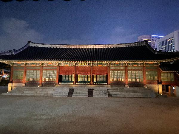 함녕전(咸寧殿) : 고종의 침전. 이곳은 1919년 1월 21일 고종이 승하한 곳이다