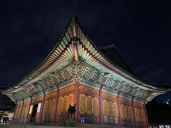 증화전(中和殿) - 정전. 1897년 러시아공사관에서 덕수궁으로 환궁한 고종은 즉조당을 정전으로 사용하였으나, 협소하였으므로 1902년 새로운 정전으로 중화전을 지었다. 본래는 2층으로 된 중층 건물이었으나 1904년 4월 화재로 소실된 후 현재의 단층 건물로 중건되었다. 앞뜰에 조회 등의 의식이 있을 때 문무백관의 위치를 표시하는 품계석이 좌우에 있으며, 중화전의 정문으로 중화문이 있다. 특히 중화전은 중화문과 더불어 보물로 지정되어 있다 [출처 : 문화재청 궁능유적본부 덕수궁관리소]