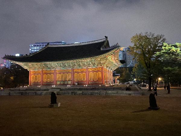 증화전(中和殿) : 후면.1897년 러시아공사관에서 덕수궁으로 환궁한 고종은 즉조당을 정전으로 사용하였으나, 협소하였으므로 1902년 새로운 정전으로 중화전을 지었다. 본래는 2층으로 된 중층 건물이었으나 1904년 4월 화재로 소실된 후 현재의 단층 건물로 중건되었다. 앞뜰에 조회 등의 의식이 있을 때 문무백관의 위치를 표시하는 품계석이 좌우에 있으며, 중화전의 정문으로 중화문이 있다. 특히 중화전은 중화문과 더불어 보물로 지정되어 있다 [출처 : 문화재청 궁능유적본부 덕수궁관리소]