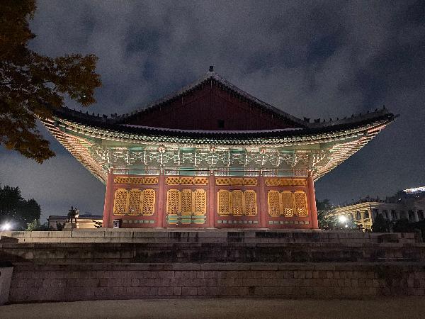 증화전(中和殿) : 측면.1897년 러시아공사관에서 덕수궁으로 환궁한 고종은 즉조당을 정전으로 사용하였으나, 협소하였으므로 1902년 새로운 정전으로 중화전을 지었다. 본래는 2층으로 된 중층 건물이었으나 1904년 4월 화재로 소실된 후 현재의 단층 건물로 중건되었다. 앞뜰에 조회 등의 의식이 있을 때 문무백관의 위치를 표시하는 품계석이 좌우에 있으며, 중화전의 정문으로 중화문이 있다. 특히 중화전은 중화문과 더불어 보물로 지정되어 있다 [출처 : 문화재청 궁능유적본부 덕수궁관리소]