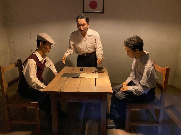서대문형무소 지하고문실(취조실) : 일제는 재판을 받기 전 미결로 수감되어 있었던 독립운동가를 일일이 경찰서로 이송하여 취조하는 번거로움을 없애기 위해 고등계 형사를 직접 서대문형무소에 파견하여 이곳 지하에서 취조를 하였다.