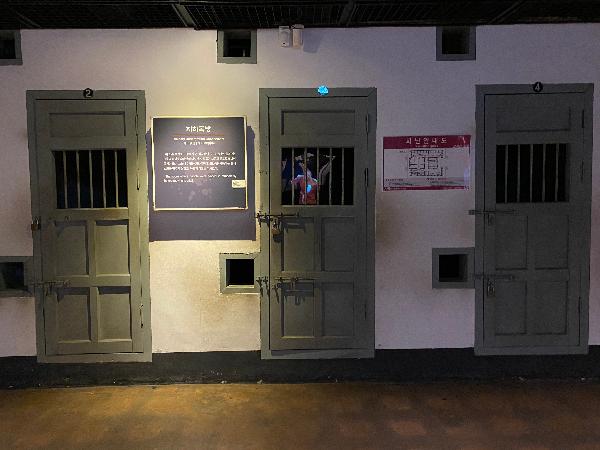 서대문형무소 지하고문실(지하독방) 1 : 취조후 옥사로 이동하기 전 감금했던 곳. 곳곳에서 들려오는 고통의 비명소리와 언제 다시 올지 모르는 고문의 공포로 휩싸인 공간이었다. 그러나 이러한 지하독방에서도 독립운동가는 만세소리를 멈추지 않았고 독립의 다짐을 되새겼다