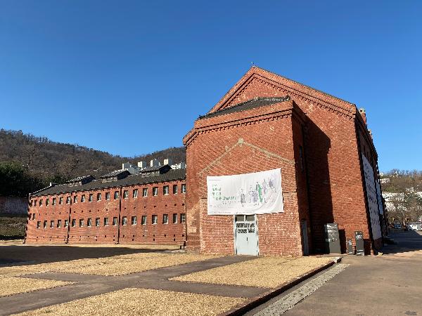 서대문형무소 중앙사 : 옥사를 감시하고 통제하는 중앙 간수소 건물로 10, 11, 12옥사와 연결되어 있으며, 1920년대 중반에 2층으로 지어졌다. 1층은 간수의 사무공간으로 사용하였고 간수들이 이곳을 통해 옥사를 출입했다. 2층은 수감자들을 모아 교육하는 강당으로 사용하였다.