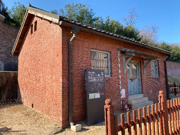 서대문형무소 한센병사 : 한센병에 걸린 수감자를 따로 수용한 건물로 1923년 즈음 지어졌다. 건물 안의 앞쪽에 복도가 있고 그 뒤로 작은 감방 2개와 큰 감방 1개가 있다