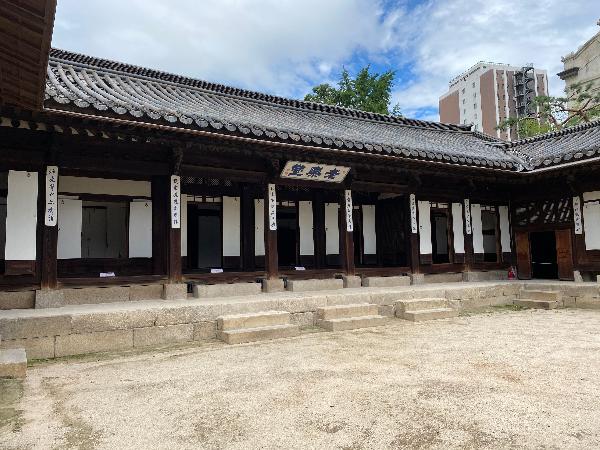 운현궁 노락당(老樂堂) : 노락당은 운현궁의 사랑채로 흥선대원군의 주된 거처로서 '노인을 공경하며 편안하게 한다'라는 뜻이 담겨있다.노락당은 운현궁의 안채로서 노안당과 같은 해인 1864년(고종1년)에 지었다. 정면 10칸, 측면 3칸으로 평면은 일(一)자형인데 가운데 대청을 중심으로 온돌방을 앞뒤로는 툇간을 둔 궁궐 내전 평면구성을 보여준다. 복도각을 통해 이로당까지 이어지게 한 방식은 운현궁의 특생이다. 노락당은 운형궁안에서 유일하게 기둥머리에 익공(새 날개 모양으로 뾰족하게 생긴 공포의 일종)을 장식하여 가장 높은 위계를 드러낸다. 여러 세부기법은 조선말기 궁궐건축에 버금가는 수법으로 손꼽힌다. 1866년(고종3년) 고종과 명성황후는 노락당에서 가례를 올렸다 (촐처 : 운현궁 노락당 안내판)
