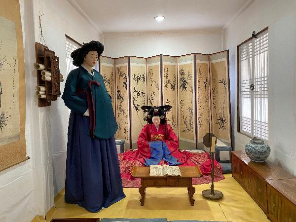운현궁 유물전시관 조선시대 상궁의 청녹색 당의와 명성황후의 홍색 노의(노의: 왕실 여성과 대군부인등 정4품 이상의 정실부인이 길을 갈때 착용한 의복, 당의 : 치마저고리 위에 겹쳐입는 저고리 형태의 겉옷)