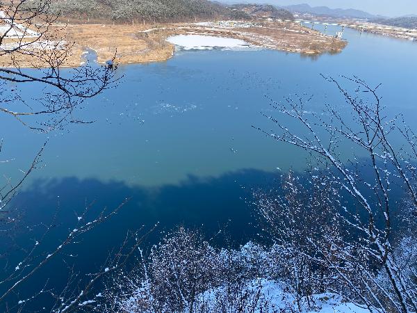 낙화암(落花巖) : 부소산 북쪽 백마강을 향해 우뚝 서 있는 큰 바위이다. 바위는 50m 정도 높이의 절벽을 이루고 있으며 강물에 이르러 한 번 꺽인 단이 있다. 이 단을 이룬 암벽에 송시열이 '낙화암'이라고 쓴 글씨가 새겨져 있다(출처 :부여군)