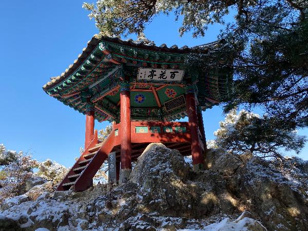 백화정(百花亭) 1 : 낙화암(落花巖) 위에 있는 정자이다. 나당연합군의 공격으로 사비성이 함락될 때 이곳에서 목숨을 버린 궁인들의 넋을 추모하기 위해 1928년에 세운 것으로 전한다(출처 : 부여군)