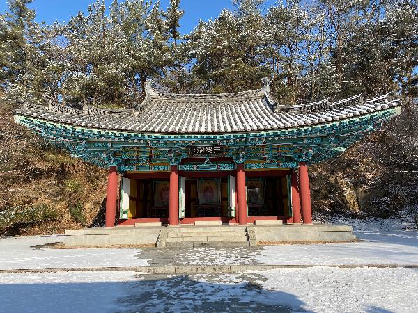 삼충사(三忠詞) 1 : 백제의 충신인 성충(?~656), 흥수(?~?), 계백(?~660)의 충절을 기리기 위하여 1957년에 세운 사당