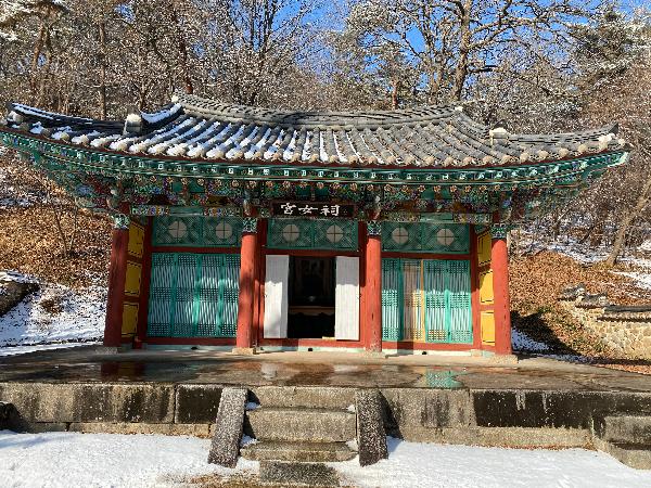 궁녀사(宮女祠) 1 : 백제 의자왕 20년(660) 나당연합군에 의해 사비성이 함락되던 날, 낙화암에서 꽃처럼 떨어진 백제 궁녀들의 충절을 기리기 위해 1965년에 세운 사당