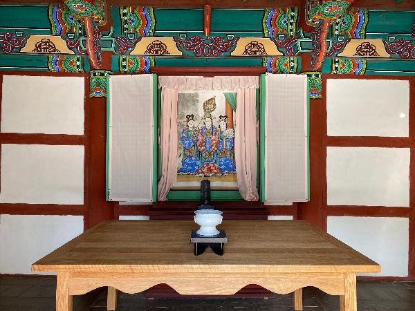 궁녀사(宮女祠) 2 : 백제 의자왕 20년(660) 나당연합군에 의해 사비성이 함락되던 날, 낙화암에서 꽃처럼 떨어진 백제 궁녀들의 충절을 기리기 위해 1965년에 세운 사당