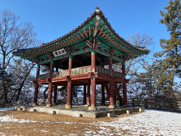 사자루(泗泚樓) 1 : 부소산성에서 가장 높은 곳인 송월대(전설에 의하면 정사에 지친 왕이 다락에 올라 달을 보내면 휴식을 했다고 함)에 있는 누각