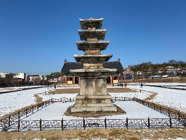 정림사지 입구에서 직진하면 정림사지오층석탑(扶餘定林寺址五層石塔)이 위치하고, 뒤로 강당이 보인다