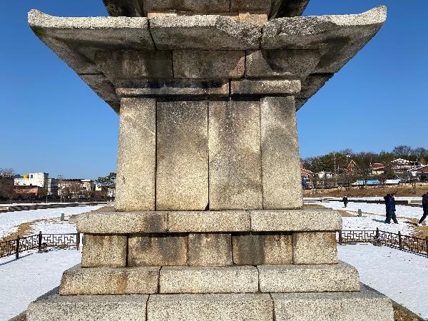 정림사지오층석탑(扶餘定林寺址五層石塔) 1층 탑신부 : 탑의 1층 탑신에 당나라 장수 소정방이 백제정복을 기념하는 글귀를 사방에 새겨놓았다고 한다. 비문의 내용에는 당나라와 신라가 힘을 합쳐 백제를 공격한 이야기, 포로를 압송한 이야기등 백체의 치욕적인 내용이 적혀있다
